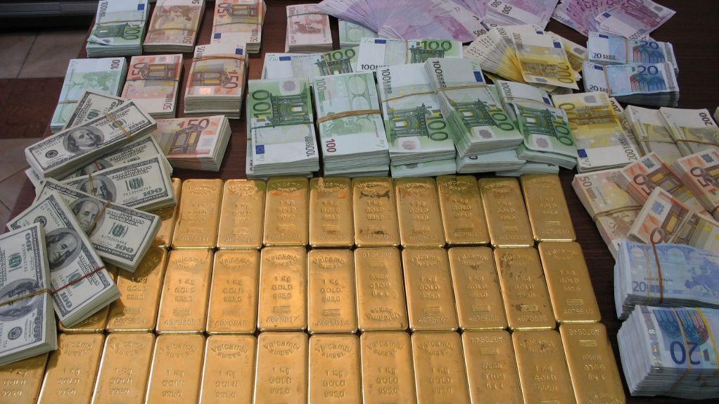 Denaro e lingotti d’oro per 1 milione di euro: fermato imprenditore