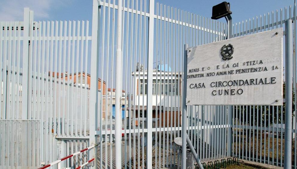 Sfiorata la tragedia nel carcere di Cuneo: detenuti danno fuoco alle celle