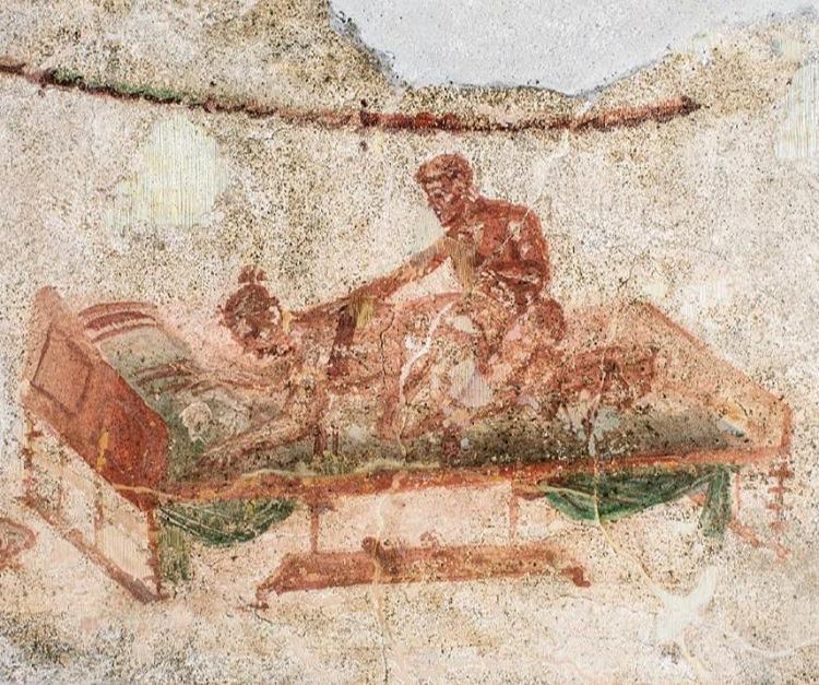 Scavi di Pompei lo scatto hot del Lupanare fa il giro del web