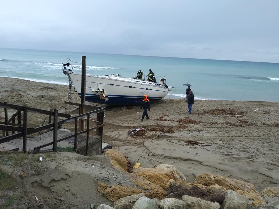 Crotone, barca a vela arenata sulla spiaggia: 51 migranti a bordo