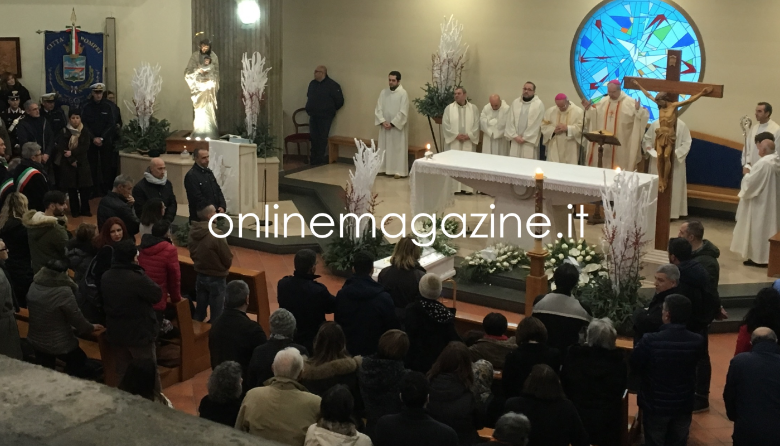 Pompei. Folla commossa ai funerali del piccolo Giuseppe, il Vescovo: “La tua morte è sfregio all’umanità”
