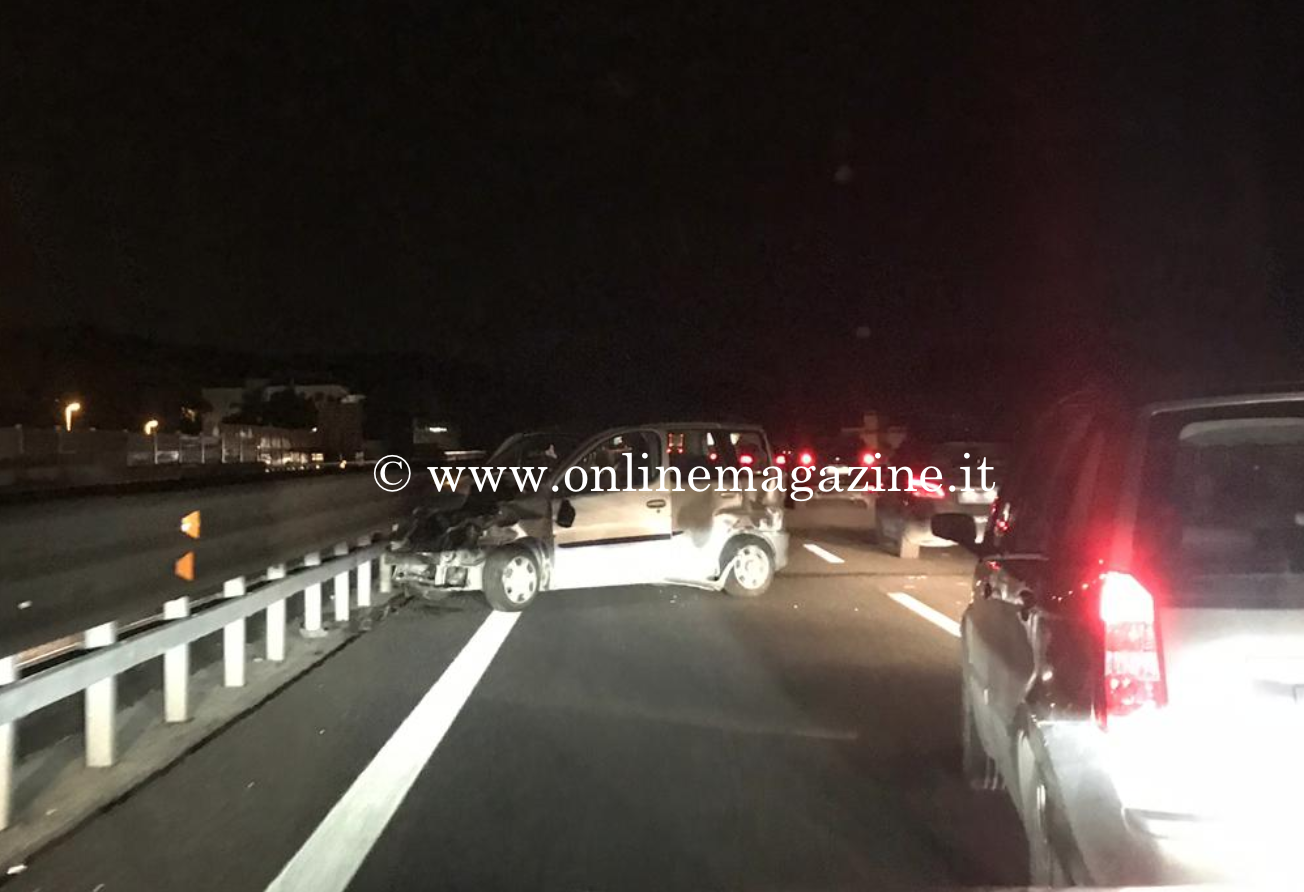 Scontro tra due auto in autostrada all’altezza di Torre del Greco, traffico rallentato