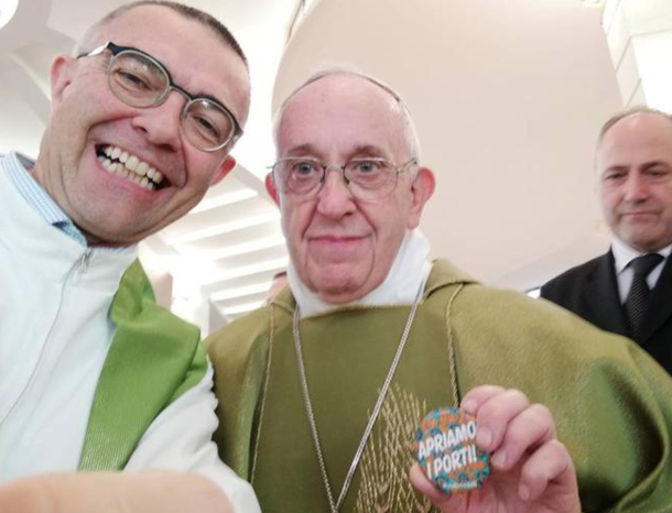 Il Papa: “Apriamo i porti”, Francesco si fa fotografare con la “spilla dell’accoglienza”