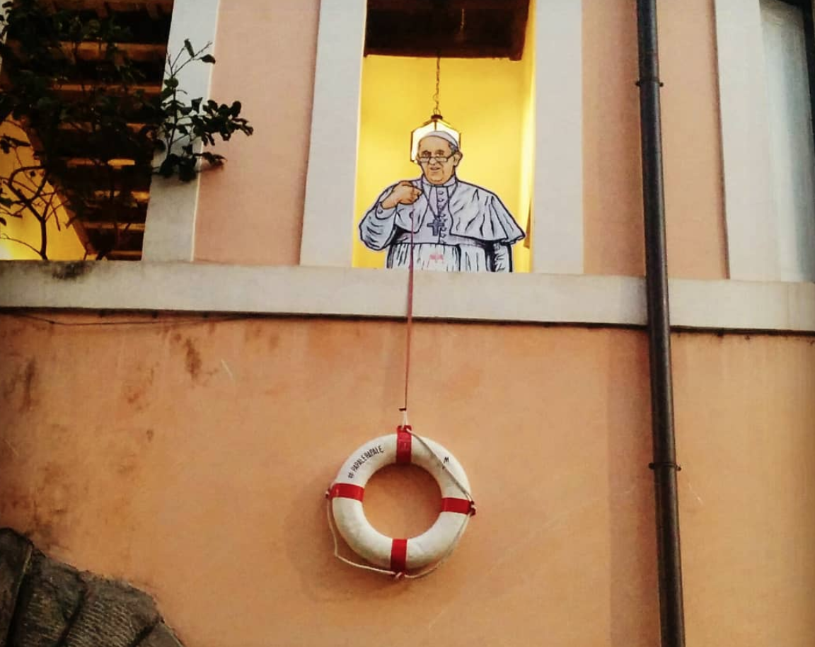 Papa Francesco tende un salvagente: nuova opera di Maupal in zona Vaticano