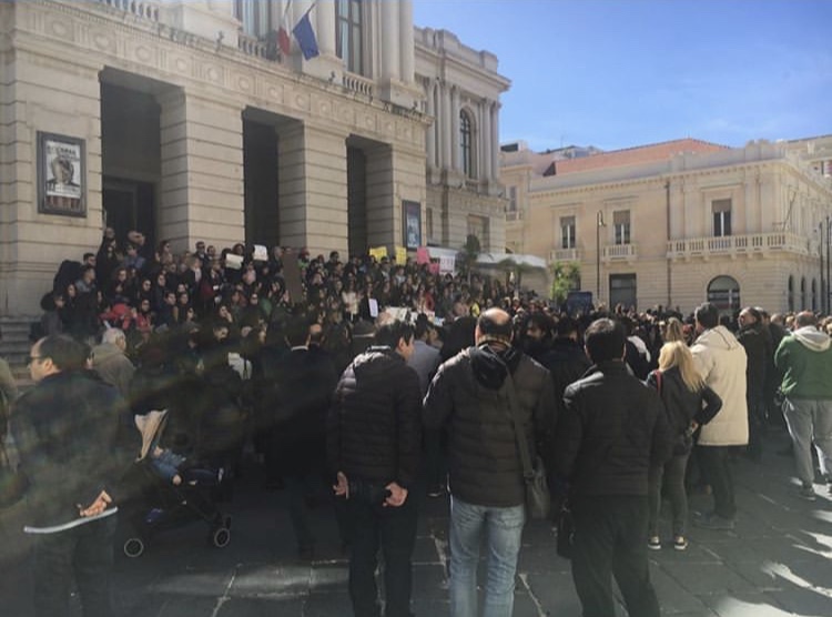 Reggio Calabria abbraccia Maria Antonietta Rositani in una manifestazione contro la violenza