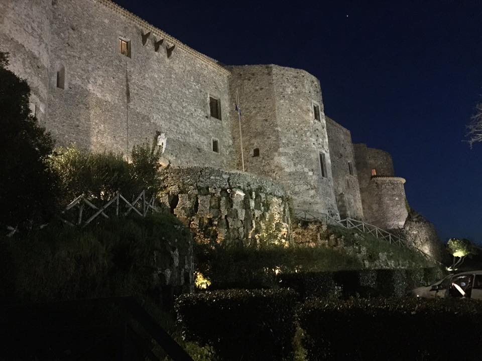 Paesaggio sul mare: il castello di Vibo Valentia propaggine sul Tirreno