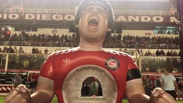 L’Argentinos Juniors dedica il tunnel degli spogliatoi a Maradona