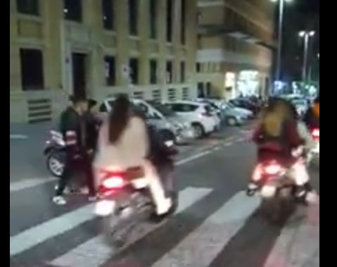 Napoli. Tragedia sfiorata a Piazza Municipio: scooter rischia di investire bimbo di 3 anni