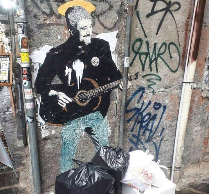 Napoli. Sacchi della spazzatura dinanzi al murale di Pino Daniele, i Verdi: “Gli incivili sono la rovina della città”