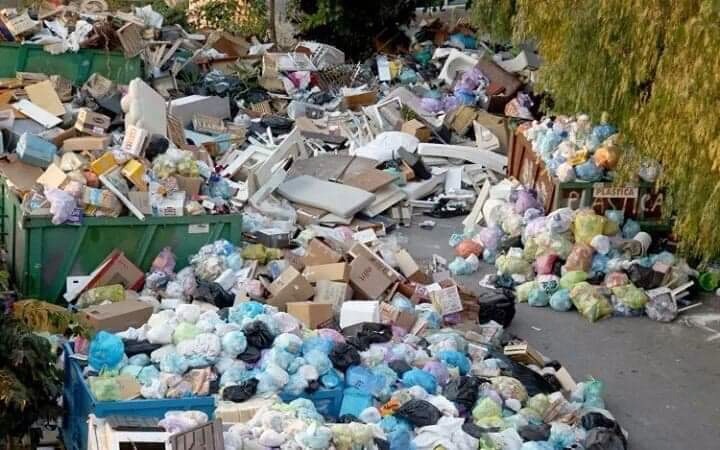 Torre del Greco. Borrelli: “Città invasa dai rifiuti a causa di cinque criminali che pretendono di essere assunti”