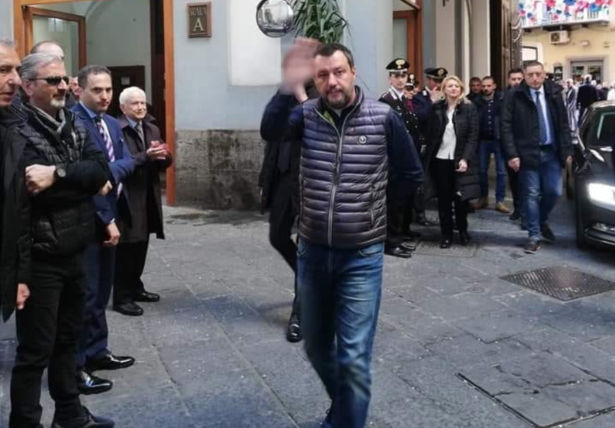 A San Giuseppe Vesuviano arriva Salvini e il sindaco chiude le scuole, i Verdi: “Che vergogna”