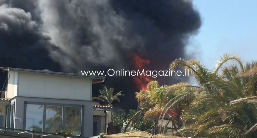 (VIDEO) Incendio capannone a Via Ripuaria: si valuta anche l’intervento di un elicottero