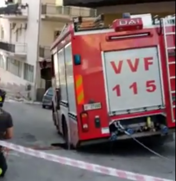 Calabria, camionetta dei Vigili del Fuoco rimane incastrata nell’asfalto
