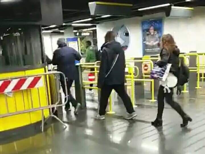 Napoli. Varchi d’ingresso aperti e orde di portoghesi senza biglietto nella stazione Piscinola della metropolitana