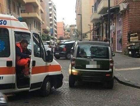 Auto parcheggiata in curva ostruisce passaggio dell’ambulanza in pieno centro a Napoli