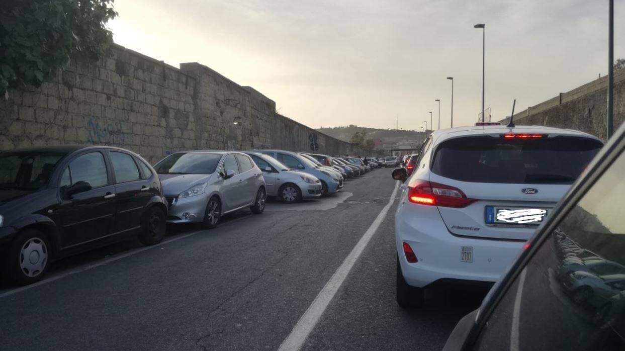 Napoli. Via Coroglio ostaggio dei parcheggiatori abusivi, auto in sosta vietata ambo i lati della strada