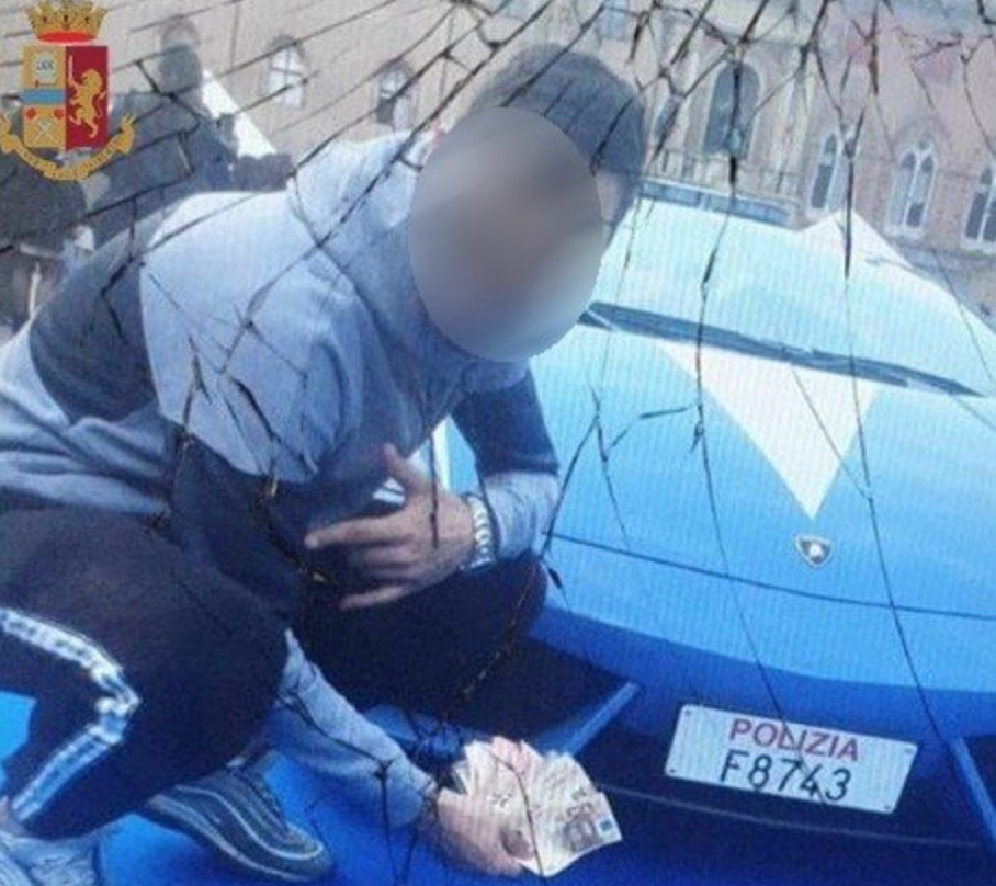 Selfie con soldi davanti alla Lamborghini della Polizia: arrestati per spaccio