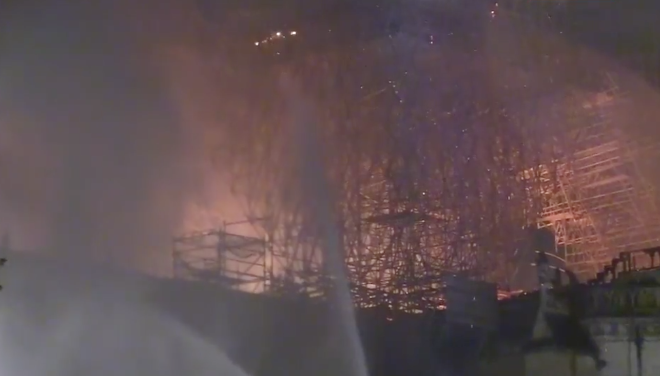 Incendio Parigi, “Impossibile intervenire dall’alto, situazione critica”: evacuate oltre 1000 persone