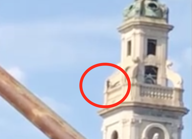 Pompei, 19enne rischia di cadere dal campanile per un “selfie estremo”: salvata dalla polizia municipale