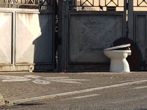 Torre del Greco. Tazza del bagno tra le strade della città: la foto diventa virale