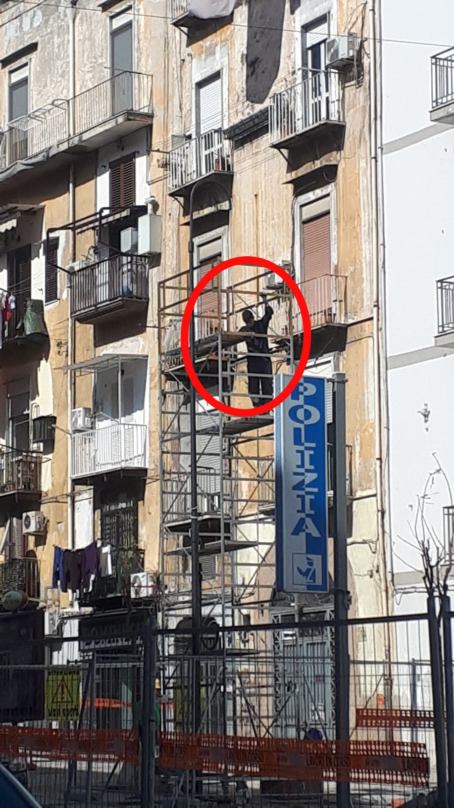 Napoli. Operai al lavoro senza dispositivi di sicurezza in un cantiere in piazza Enrico De Nicola