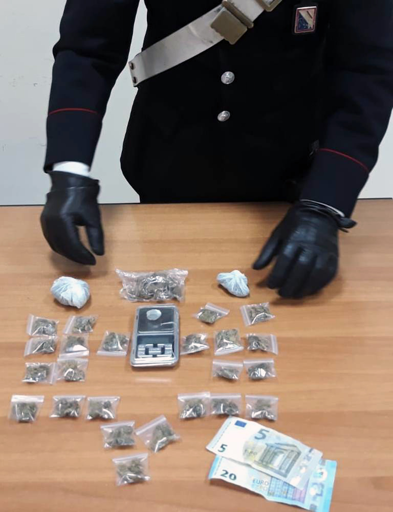 Gragnano. Sorpresi a pesare la marijuana: arrestati due giovani