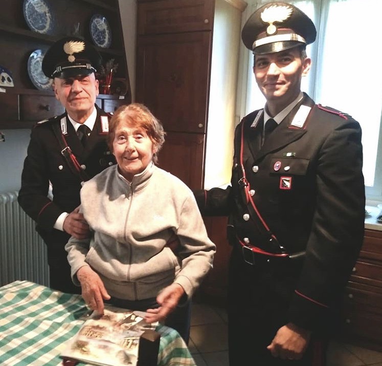 Bologna, anziana signora rimane bloccata in casa durante un incendio: carabinieri la salvano