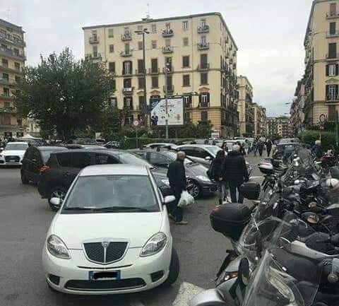 Napoli. Parcheggiatori abusivi a Piazza degli Artisti, Verdi: “Abbiamo chiesto intervento della Polizia Municipale”