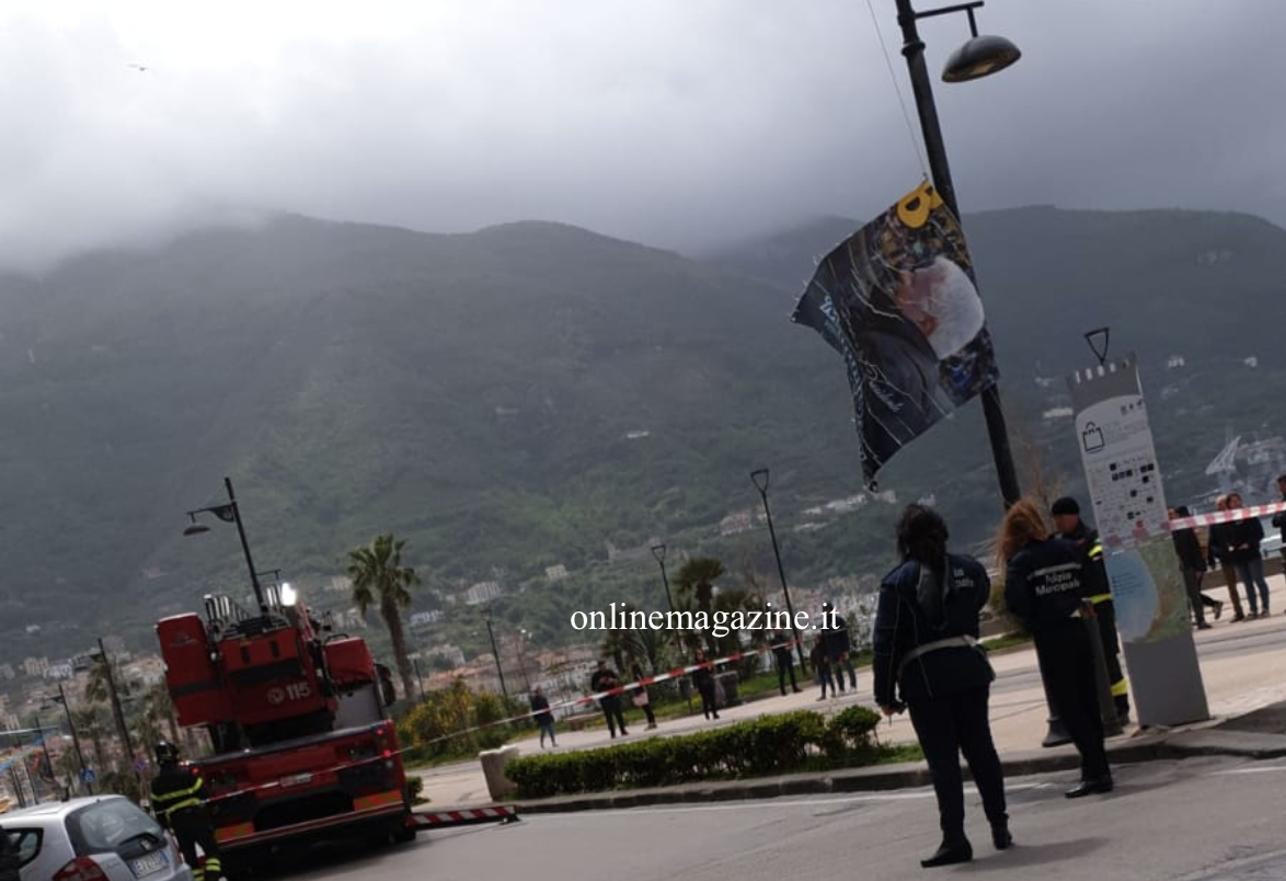 Castellammare. Striscioni pericolanti, chiuso Corso Garibaldi e traffico in tilt al centro