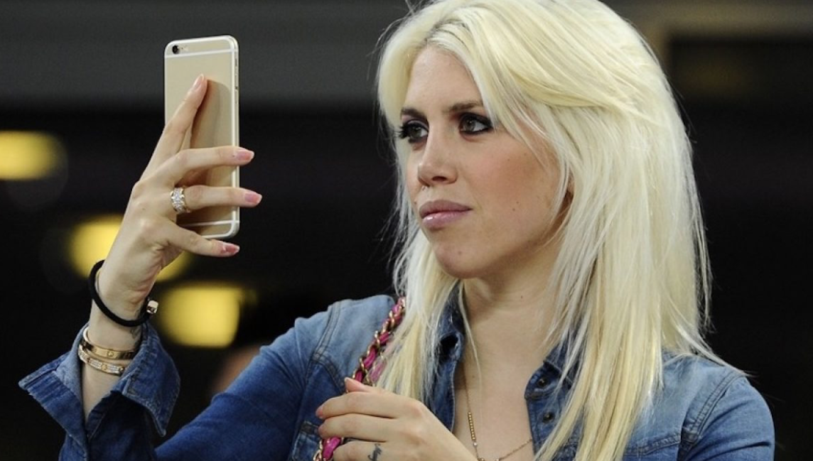 Wanda Nara insulta l’opinionista Sky: “Inutile è tua sorella”, polemiche sul web