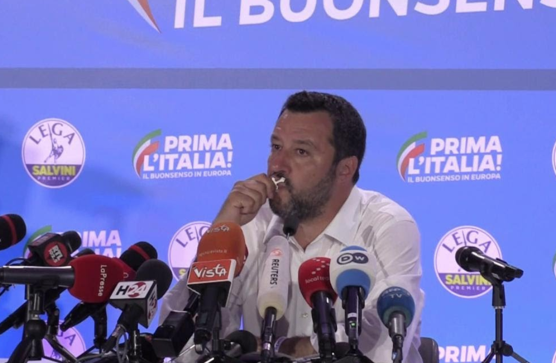 Salvini mostra il Rosario, il Papa gli risponde: “Per i cristiani non c’è prima io ma prima gli ultimi”