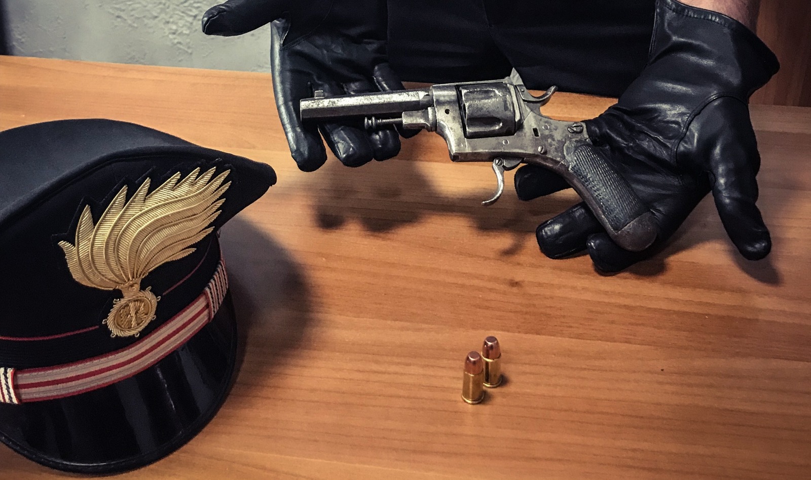 Torre Annunziata. Sequestrata una pistola carica dai carabinieri in un ascensore nel “Penniniello”