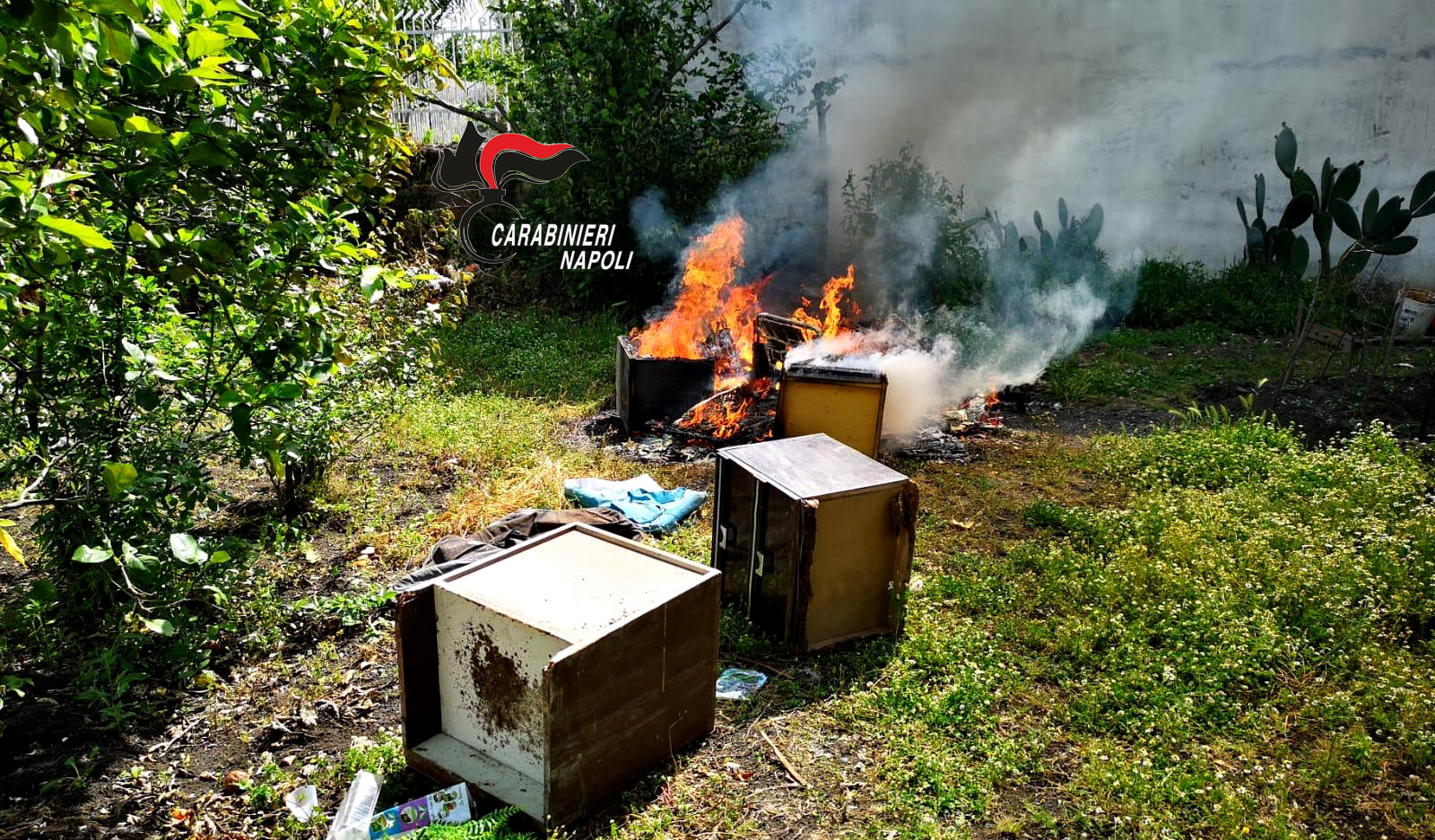 Terzigno. Fa bruciare vecchi mobili e rifiuti nel giardino da un marocchino: denunciati