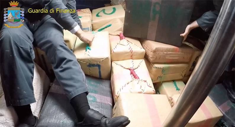 Guardia di Finanza sequestra barca a vela con 5 tonnellate di hashish: tre arresti