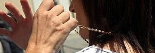Scippa la collana a una turista a Capodimonte: arrestato 51enne. La vittima: “Continuo la vacanza a Napoli”