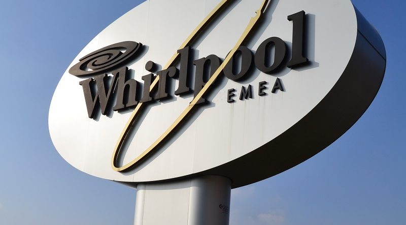 Whirlpool Napoli, sit in dei dipendenti in strada: “I nostri posti di lavoro devono essere tutelati”