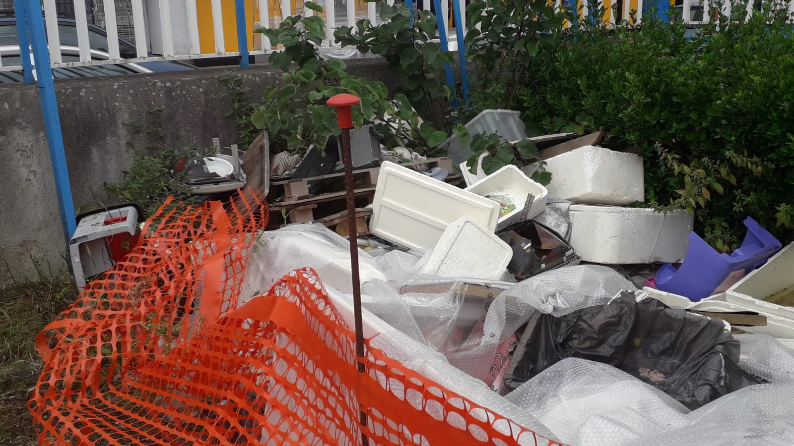 Napoli. Una discarica a cielo aperto a due passi dai bambini, spazzatura dentro e fuori l’Istituto comprensivo “Borsellino”