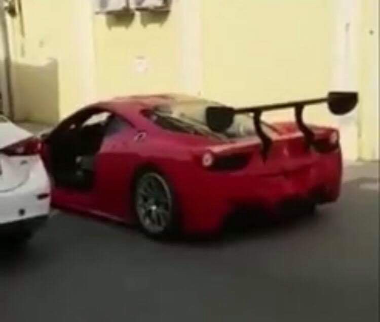 Apre lo sportello della Ferrari senza guardare: sopraggiunge un’auto e lo distrugge