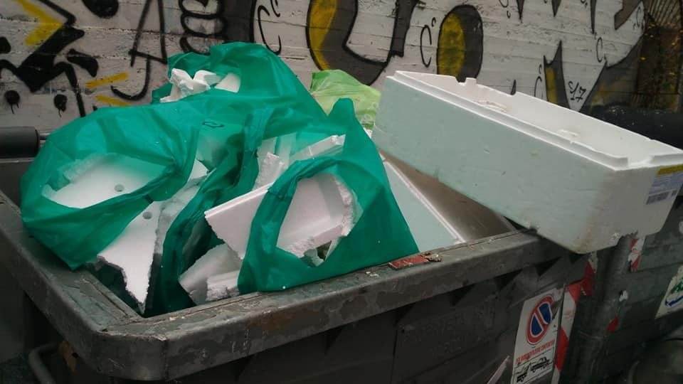 Napoli. Scarti ittici maleodoranti smaltiti illegalmente nei cassonetti dei rifiuti a salita Pontecorvo, rischio igienico-sanitario per i residenti