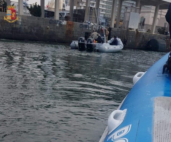 Porto di Napoli. Prosegue la messa in sicurezza, i sommozzatori della Polizia di Stato rinvengono quattro ordigni bellici