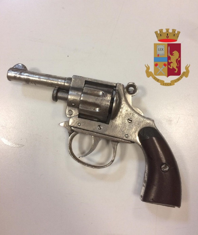 Napoli. Nascondeva pistola nell’armadio: arrestato