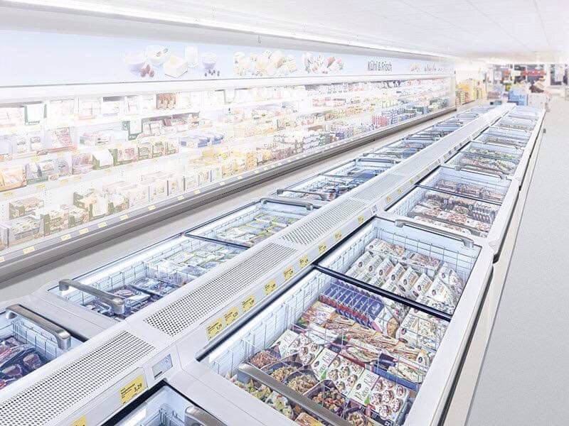 Si nasconde nudo nel frigo del supermercato per il troppo caldo: arrestato