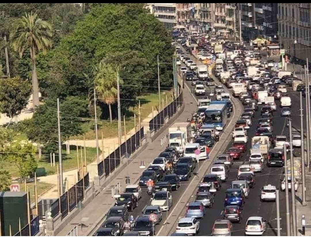 Napoli, caos viabilità a causa della corsia preferenziale per le Universiadi: traffico in tilt a Chiaia e Fuorigrotta