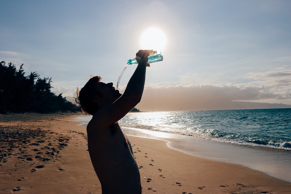 Bere acqua in estate: quantità consigliata e benefici per la salute