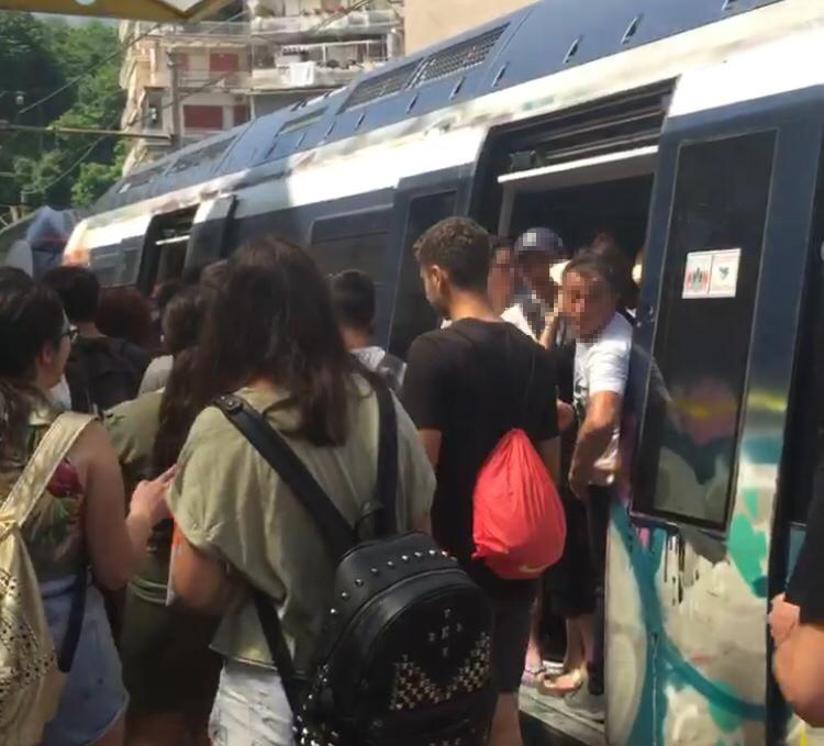 Vandali in azione in Circum: treno devastato e corse bloccate. Pendolari bloccati per ore in stazione
