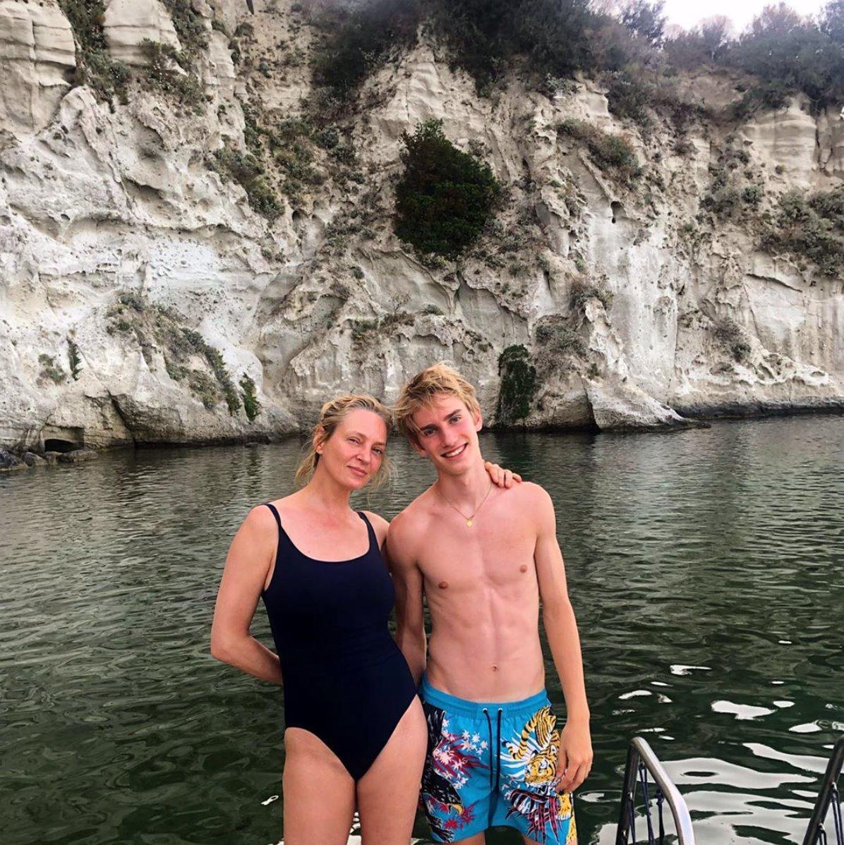 Uma Thurman e suo figlio Levon in vacanza a Ischia fra party e relax