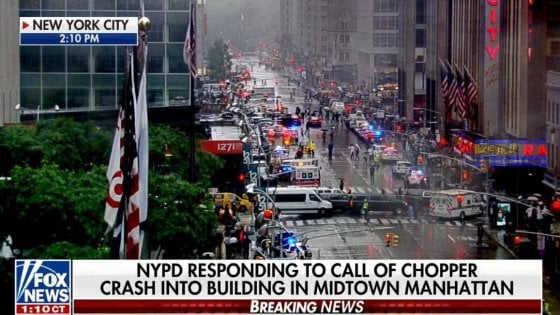 Elicottero precipita su un tetto di un grattacielo a New York: ci sono vittime