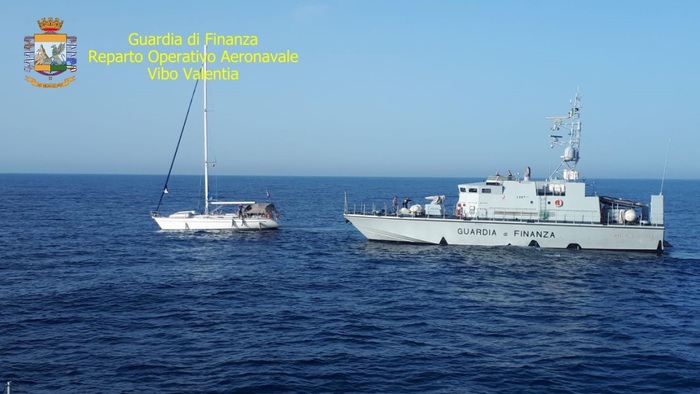 Crotone, giunta barca a vela con 59 migranti a bordo