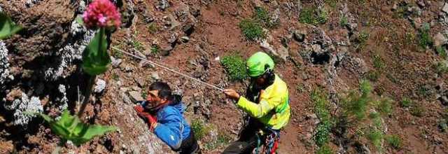 Si arrampica sulla cima del Vesuvio e precipita nel cratere: salvo per miracolo un 35enne di Boscotrecase