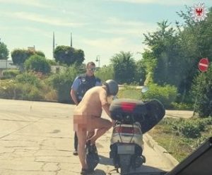 La temperatura è alta, uomo gira completamente nudo sullo scooter: fermato dagli agenti